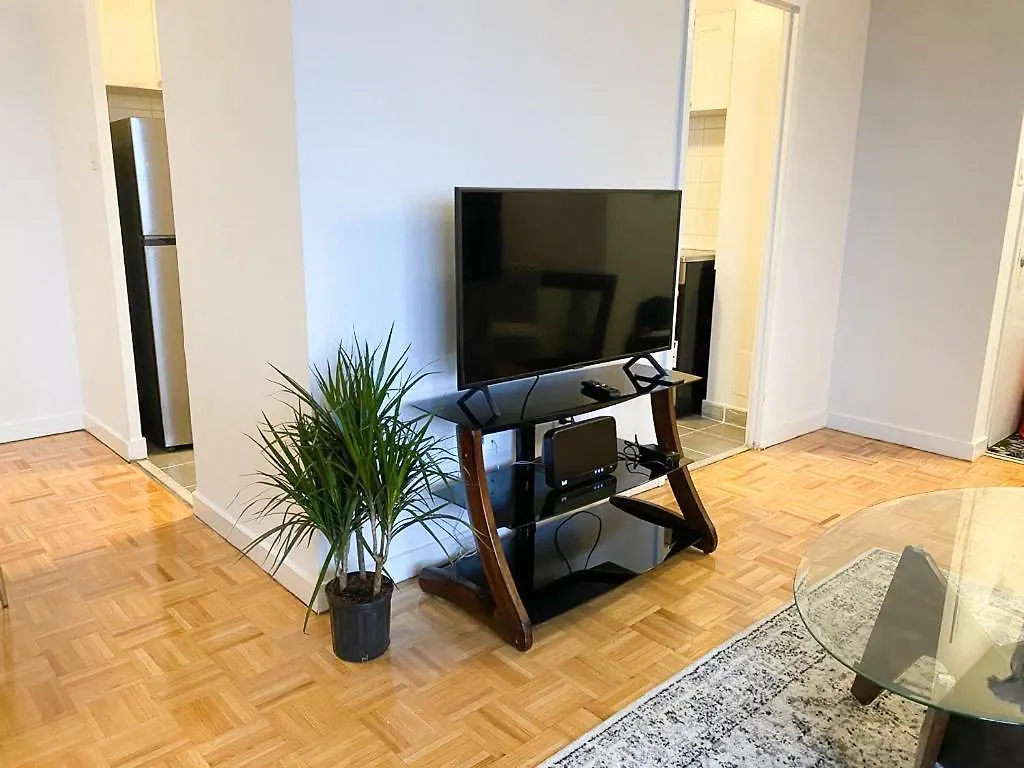 Bright Apartment Close To City With Free Parking Toronto