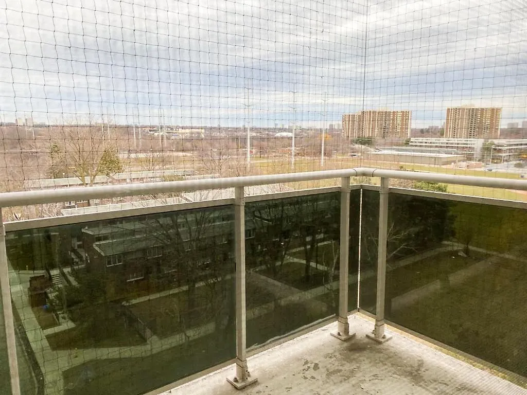 Bright Apartment Close To City With Free Parking Toronto