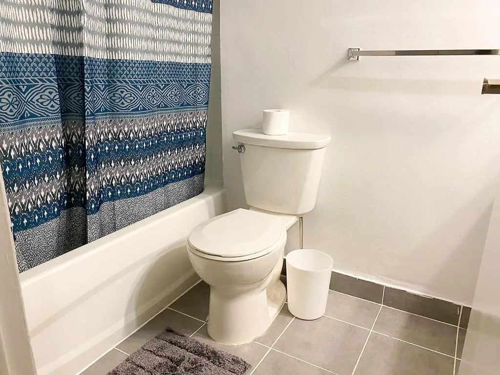 Bright Apartment Close To City With Free Parking Toronto Canada