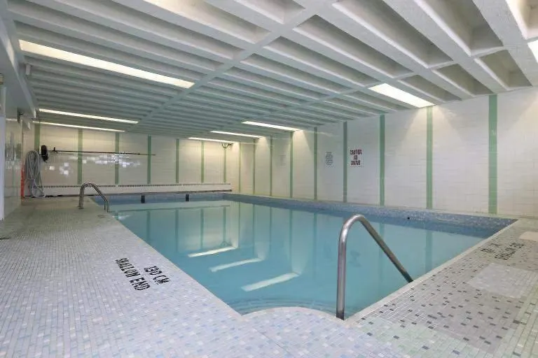 Bright Apartment Close To City With Free Parking Toronto